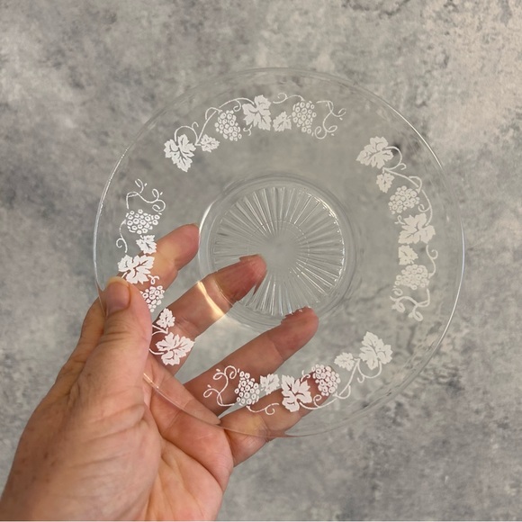 Anchor Hocking Clear Glass White Grape Vine Leaf Saucer Vtg Plates Set 7 - Picture 6 of 6